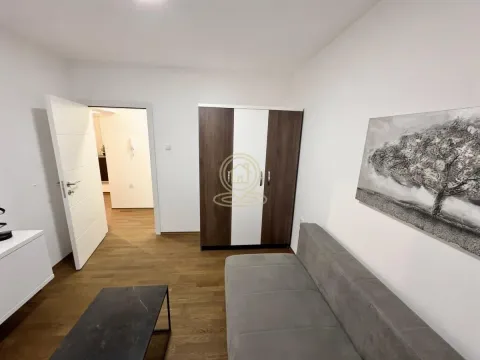 Manji dnevni boravak sa trosedom, ormanom i slikom na zidu. - image 6