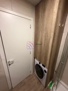 Kupatilo sa veš-mašinom i ugrađenim ormarićem. - image 13