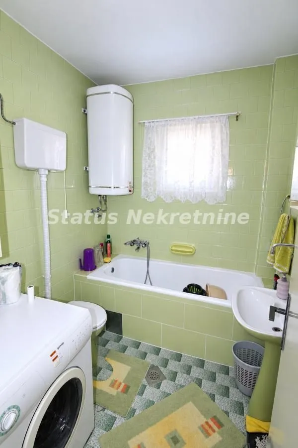 Kupatilo sa kadom, umivaonikom, WC šoljom, bojlerom i veš mašinom.