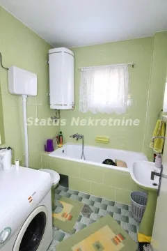 Kupatilo sa kadom, umivaonikom, WC šoljom, bojlerom i veš mašinom. - image 12