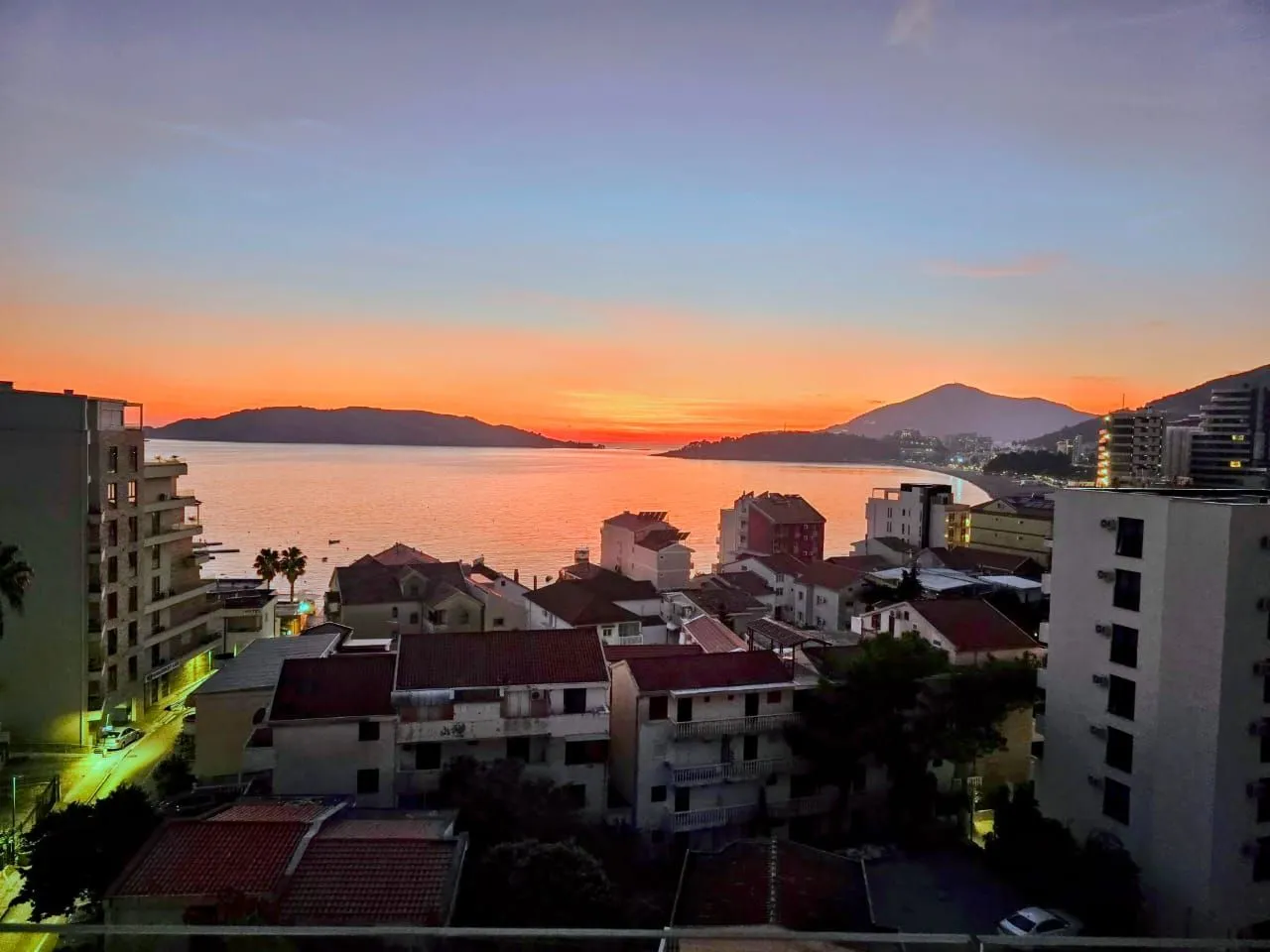 Pogled na zaliv i grad tokom zalaska sunca sa terase.