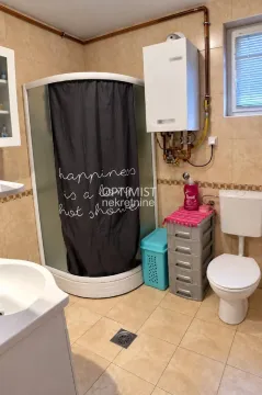 Kupatilo sa tuš kabinom, WC šoljom, umivaonikom i bojlerom. - image 10