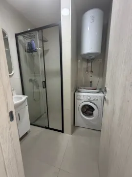Manje kupatilo sa tuš kabinom, umivaonikom, veš mašinom i bojlerom. - image 19
