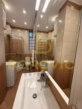 Kupatilo opremljeno umivaonikom, tuš kabinom, WC šoljom i veš mašinom. - image 13