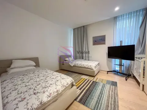 Prostrana spavaća soba sa dva kreveta, televizorom i velikim prozorom. - image 12