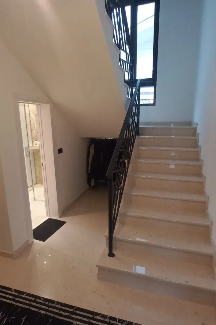 Izdavanje, kuća, 180m², Gornja Gorica, Podgorica