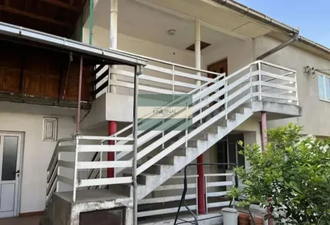 Spoljašnji pogled na kuću sa spoljnim stepeništem i terasom. - image 6