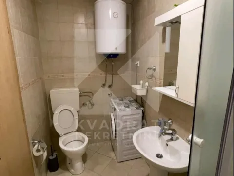 Manje kupatilo sa sanitarijama, tuš kabinom i bojlerom. - image 6