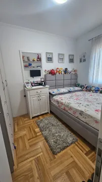 Namještena spavaća soba sa bračnim krevetom, plakarom i drvenim podom. - image 7