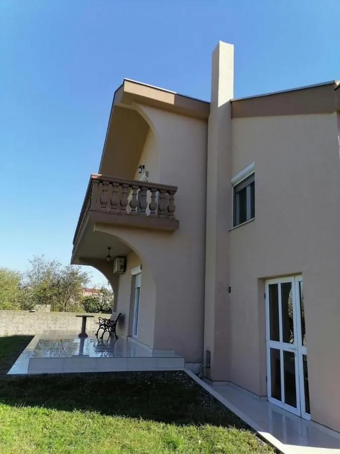 Prodaja, kuća, 350m², Tološi, Podgorica