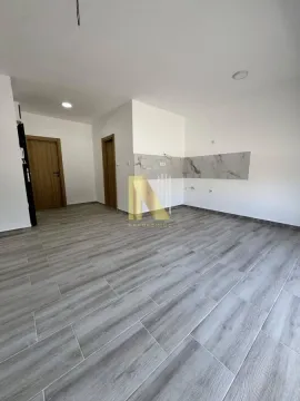 Prazna prostorija sa keramičkim pločicama i drvenim vratima. - image 3