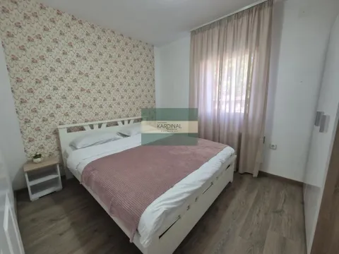 Nameštena spavaća soba sa bračnim krevetom, tapetama i prozorom sa zavesama. - image 9