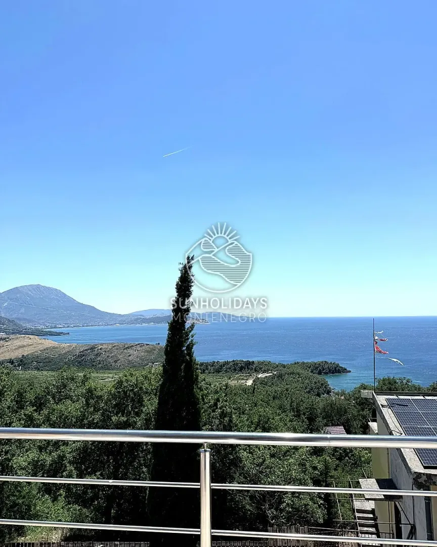 Pogled na more i okolni pejzaž sa terase.