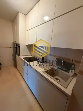 Moderna bijela kuhinja sa ugradnim elementima i sudoperom. - image 13
