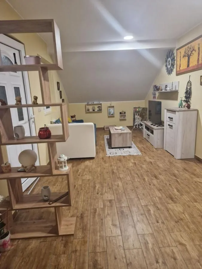 Izdavanje, jednosoban stan, 57m², Tivat, Crna Gora