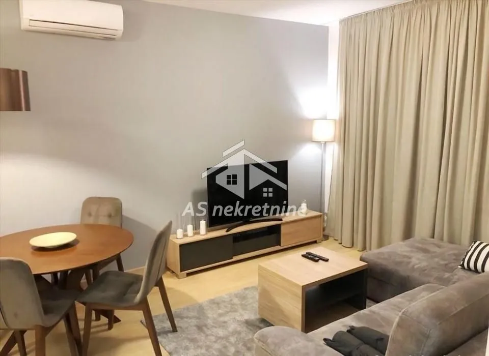 Izdavanje, trosoban stan, 68m², Vračar Sve Podlokacije, Beograd