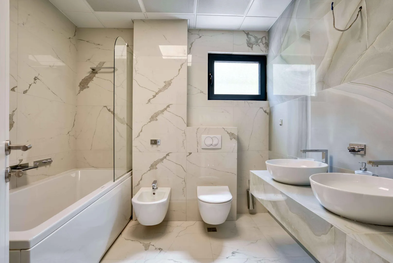 Moderne kupatilo sa kadom, dvostrukim umivaonikom i sanitarijama.