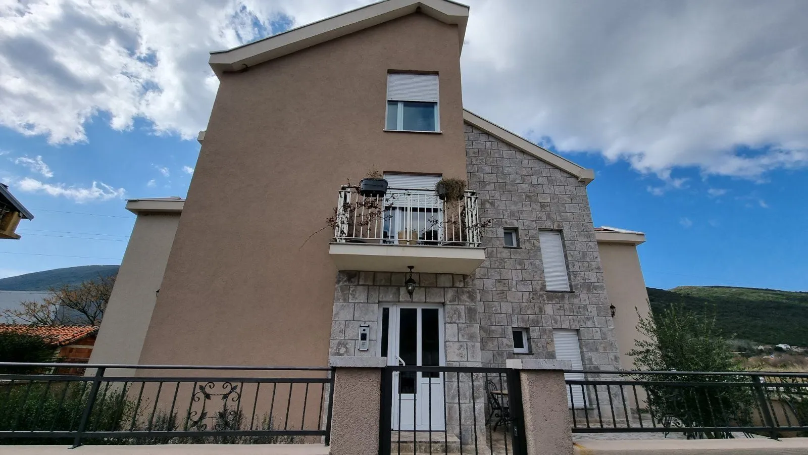 Izdavanje, jednosoban stan, 37m², Lastva Grbaljska, Kotor