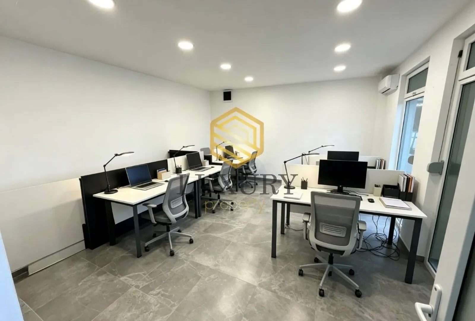 Izdavanje, poslovni prostor, 56m², Blok 9, Podgorica