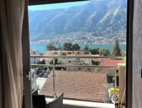 Izdavanje, trosoban stan, 95m², Dobrota, Kotor - image 3