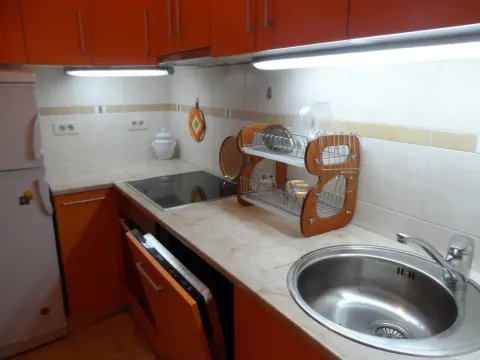 Kuhinja sa narandžastim elementima, sudoperom i ugradnom pločom. - image 3