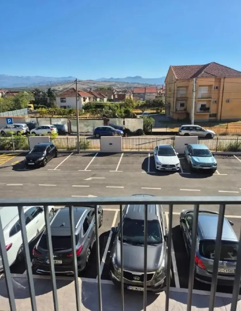 Pogled na parking sa terase zgrade.