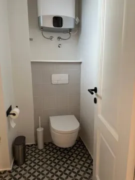 Manje kupatilo sa WC šoljom i bojlerom. - image 22