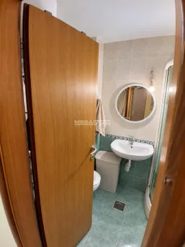 Pogled na kupatilo sa umivaonikom, ogledalom i tuš kabinom. - image 8