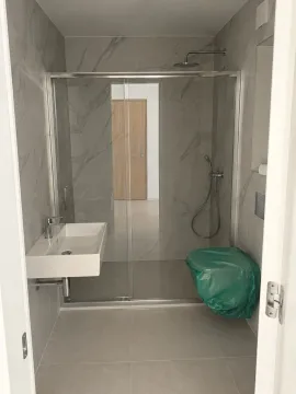 Novoopremljeno kupatilo sa tuš kabinom i umivaonikom. - image 6