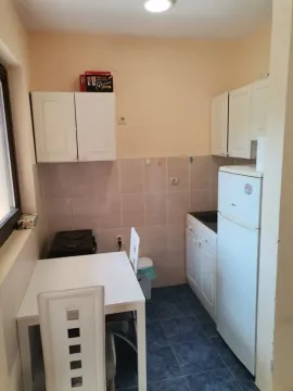 Manja kuhinja sa trpezarijskim stolom i frižiderom. - image 4