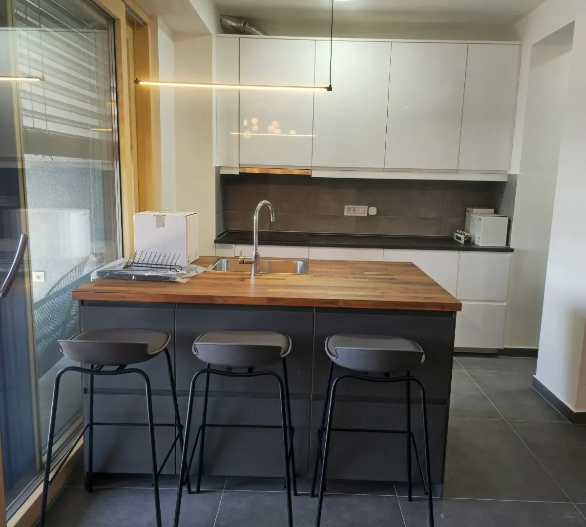 Izdavanje, trosoban stan, 157m², Aleksinac, Niš