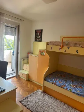 Dječija soba sa krevetom na sprat i izlazom na terasu. - image 7