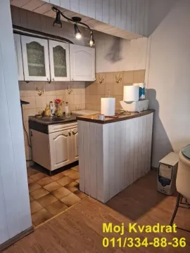Manja kuhinja sa belim elementima i šankom. - image 2