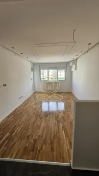 Prazna soba sa parketom i ugradnom rasvetom na plafonu. - image 7
