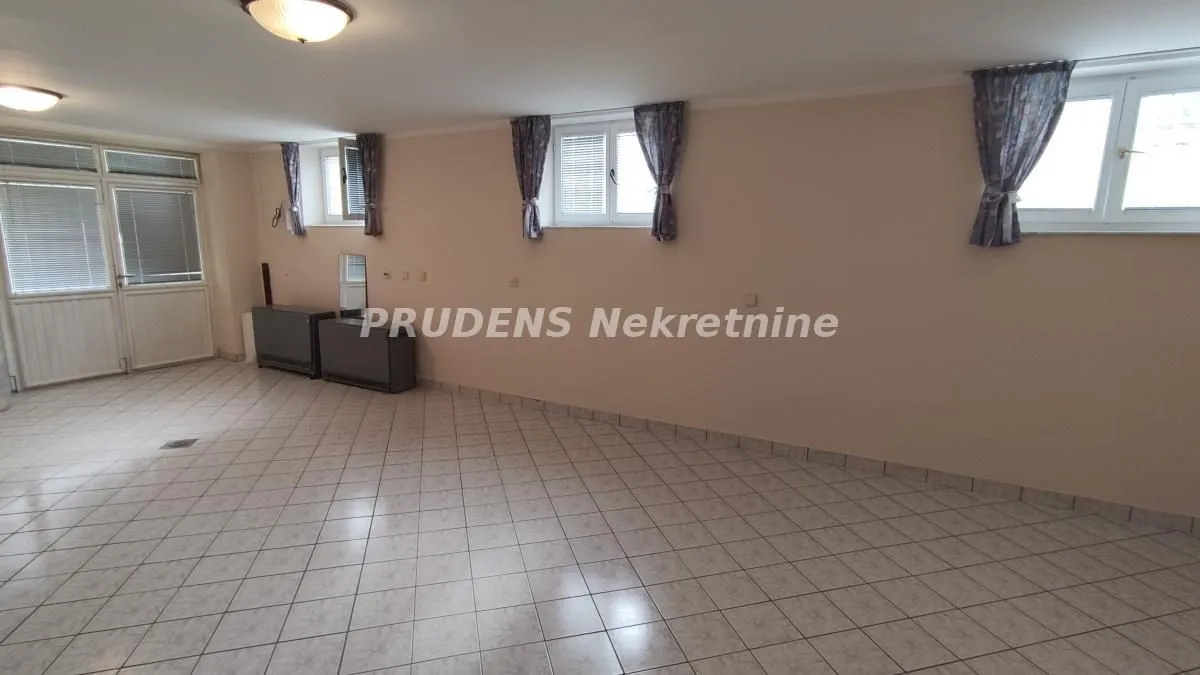 Rent, office space, 70m², Surčin, Beograd