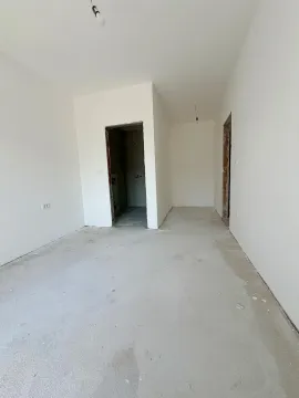 Prazna prostorija u toku završnih radova sa bijelim zidovima. - image 3