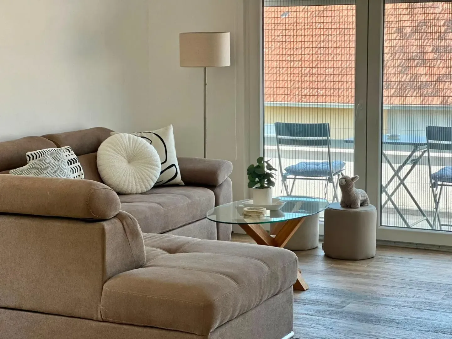 Comfortable living room with a sofa and access to the terrace.