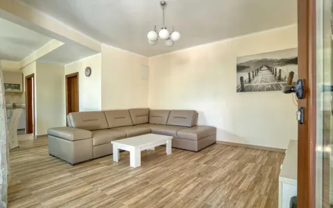 Dnevna soba sa ugaonom garniturom i stočićem. - image 4