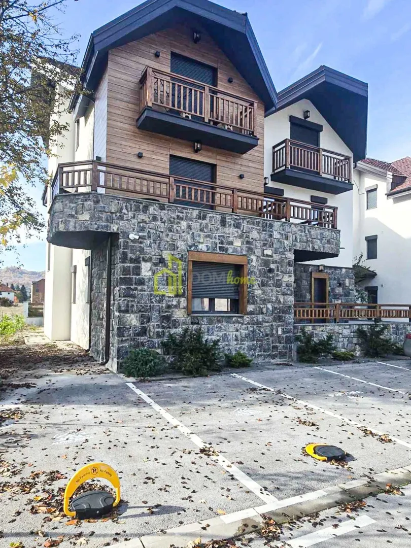 Spoljašnji izgled kuće sa dvorištem i parkingom.