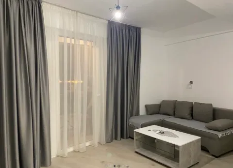 Dnevna soba sa ugaonom garniturom, stočićem i balkonskim vratima. - image 4