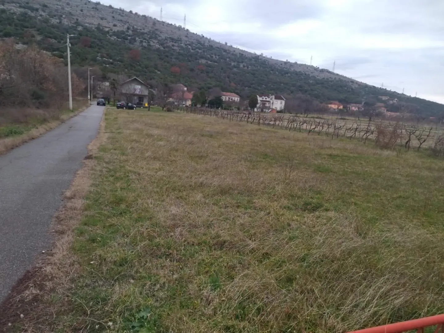 Pogled na plac i okolno naselje sa putem u blizini.