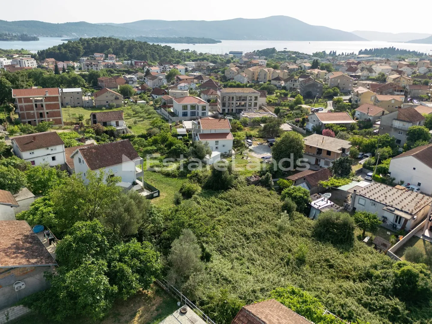Pogled iz vazduha na naselje i okolni pejzaž.