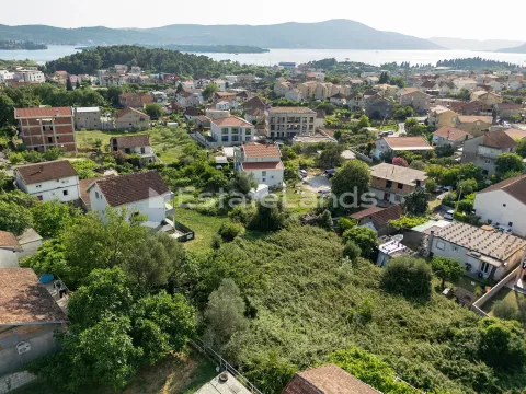 Pogled iz vazduha na naselje i okolni pejzaž. - image 2