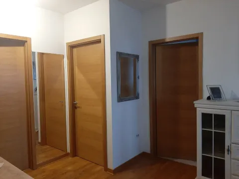Rent, three bedroom apartment, 100m², City Kvart, Podgorica - image 10