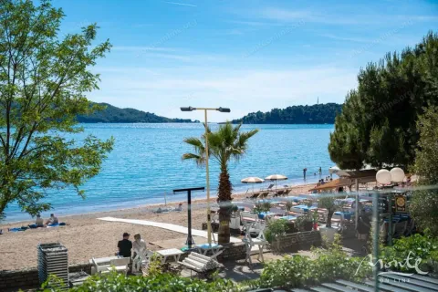 Pogled na pješčanu plažu i more sa terase. - image 20