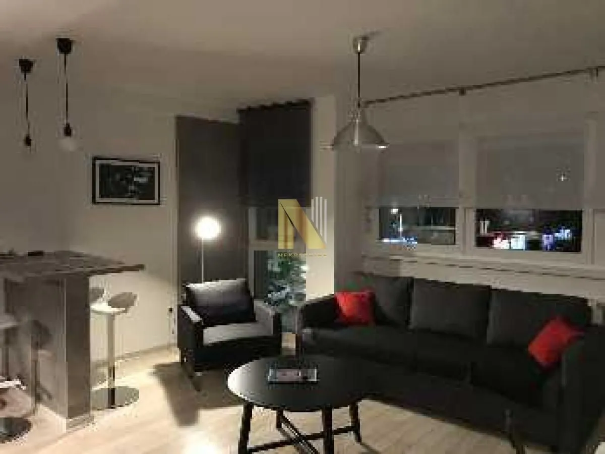 Izdavanje, dvosoban stan, 45m², Centar, Novi Sad