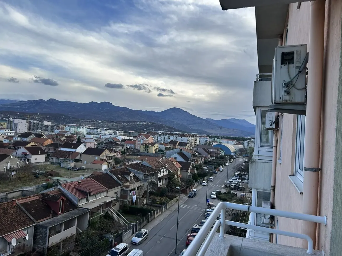 Pogled sa balkona na naselje i planine.