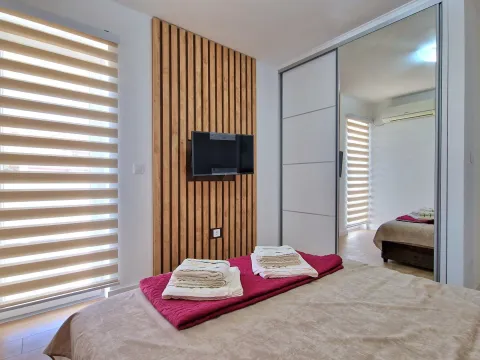 Izdavanje, dvosoban stan, 70m², Bečići, Budva - image 14