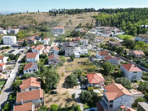 Pogled iz vazduha na naselje sa porodičnim kućama i zelenilom. - image 6