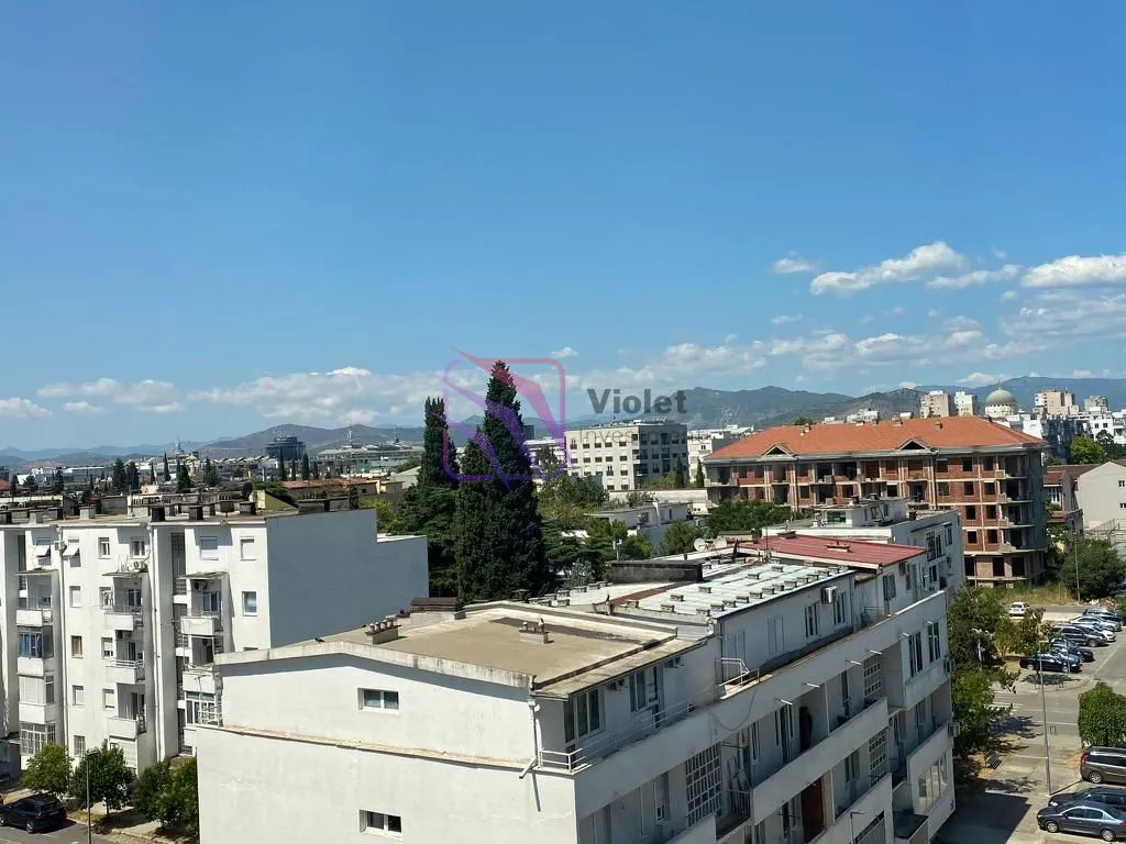 Pogled sa nekretnine na grad i okolne planine.